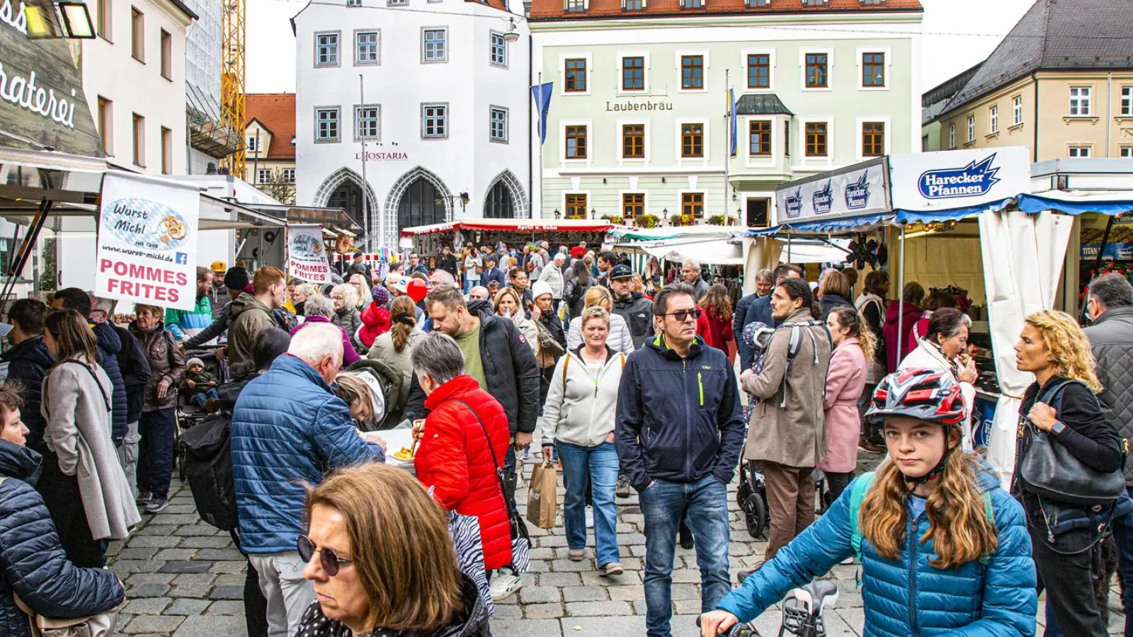 Am Dultsonntag herrscht reges Treiben in der Freisinger Innenstadt. (Foto: MASELL)