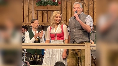 Grafings Bürgermeister Christian Bauer (am Mikrophon) bei der Ehrung von Shorttrackerin Katharina Ullrich und Kapitän Bernd Rische (links), stellvertretend für die Mannschaft des EHC Klostersee. (Foto: smg/EHC)