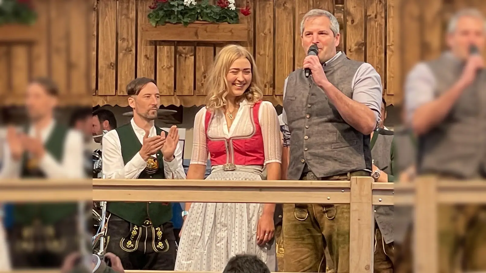 Grafings Bürgermeister Christian Bauer (am Mikrophon) bei der Ehrung von Shorttrackerin Katharina Ullrich und Kapitän Bernd Rische (links), stellvertretend für die Mannschaft des EHC Klostersee. (Foto: smg/EHC)