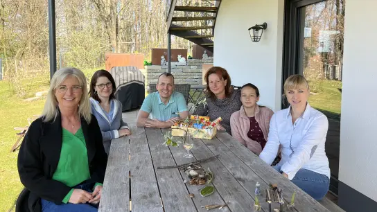 Familienministerin Ulrike Scharf besuchte eine ukrainische Familie, die im Landkreis Erding untergebracht werden konnte. (Foto: StMAS)