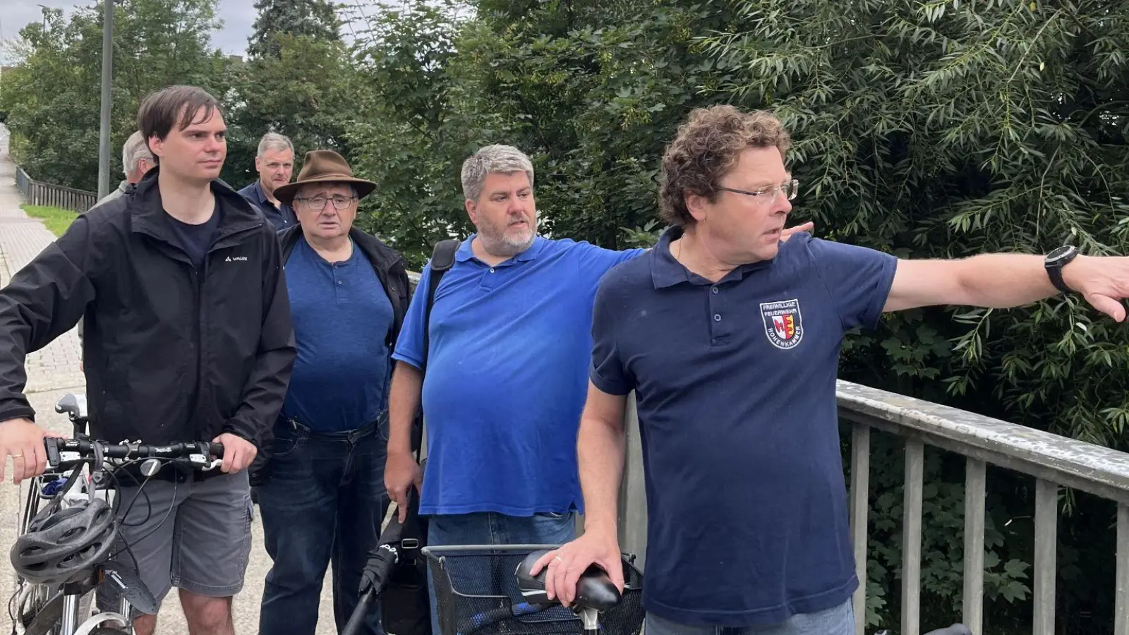 Auf seiner Sommertour ließ sich Bundestagsabgeordneter Andreas Mehltretter (links) die Hochwasserschäden an der Glonn zeigen. (Foto: privat)