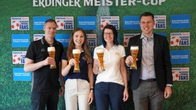 Theresa Strohhofer ( 2. v. l.) freut sich, auch in diesem Jahr gemeinsam mit dem Bayerischen Fußball-Verband die Gruppenauslosungen der Vorrunden beim ERDINGER Meister-Cup durchzuführen. (Foto: red)