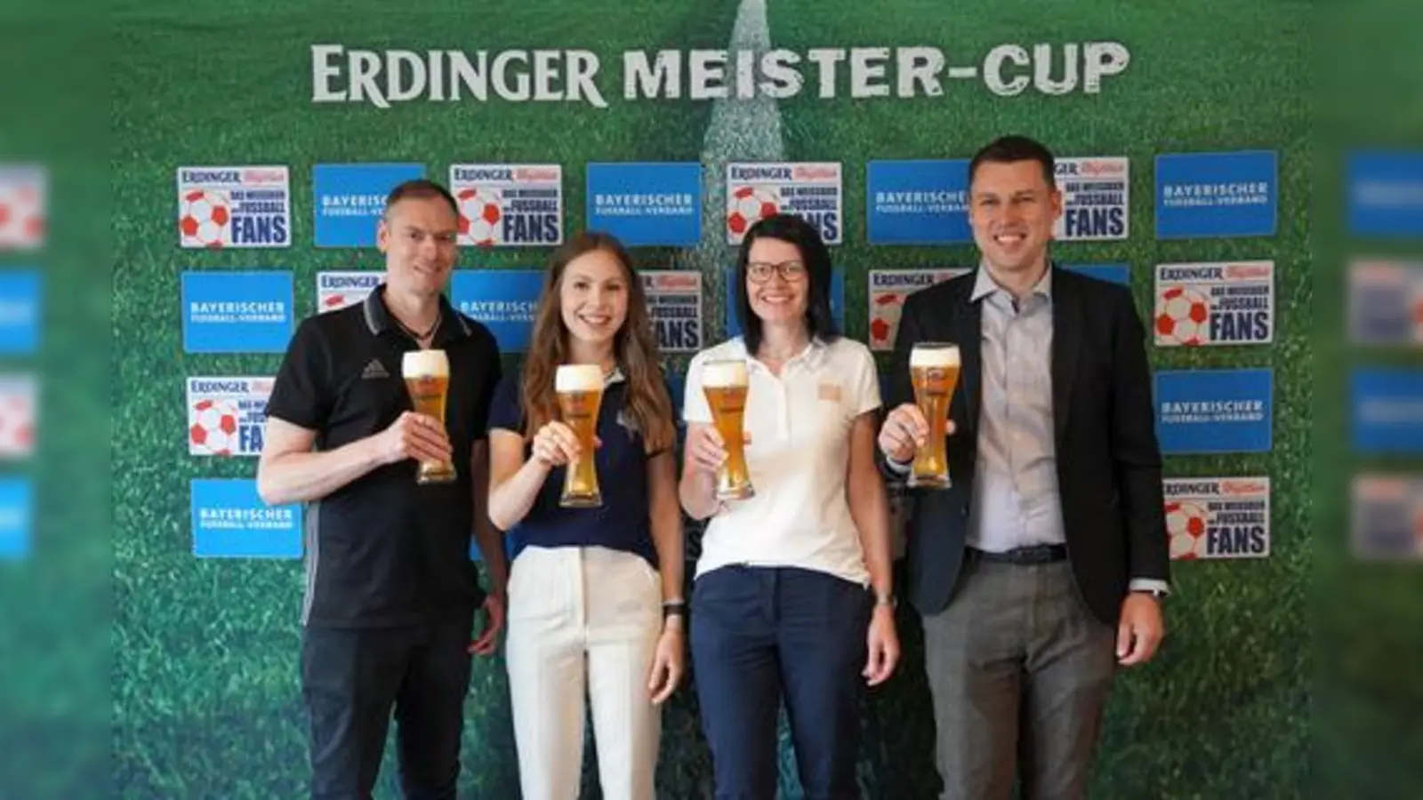 Theresa Strohhofer ( 2. v. l.) freut sich, auch in diesem Jahr gemeinsam mit dem Bayerischen Fußball-Verband die Gruppenauslosungen der Vorrunden beim ERDINGER Meister-Cup durchzuführen. (Foto: red)