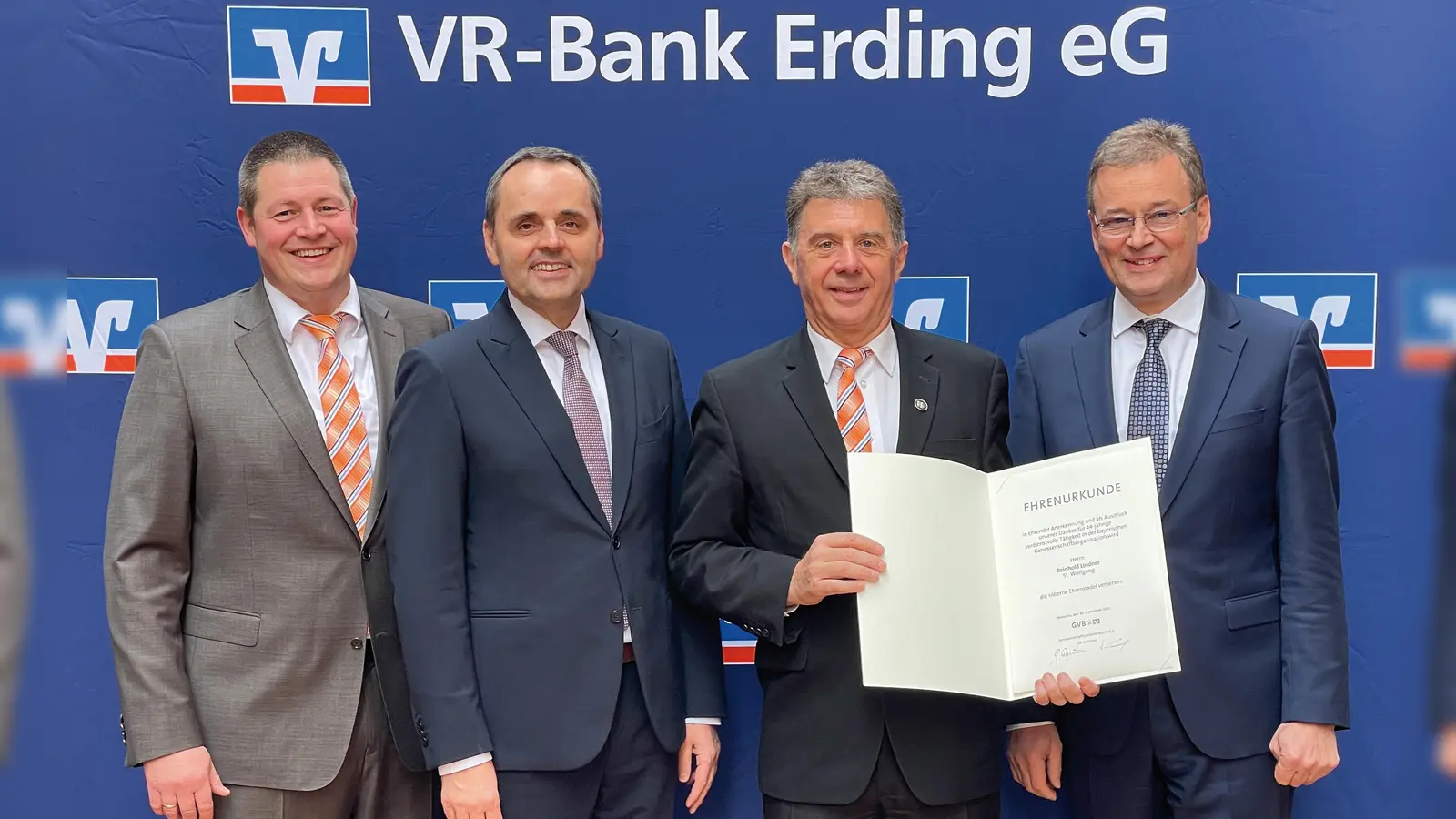 Der geehrte Reinhold Lindner (2.v.r.) mit den Bankvorständen. (Foto: red)