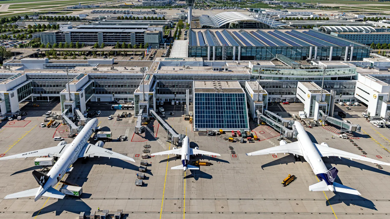 Ob Boeing 777-300 oder Airbus A319, es ist einiges los im Terminal 2. (Foto: Michael Fritz)