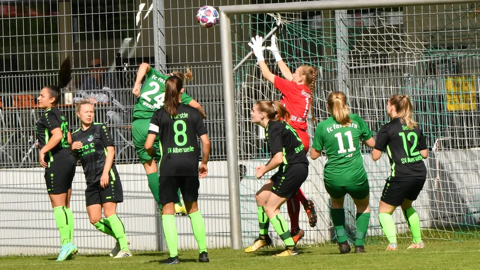 Die Alberweiler Torfrau geriet heftig in Bedrängnis. (Foto: Eicke Lenz)