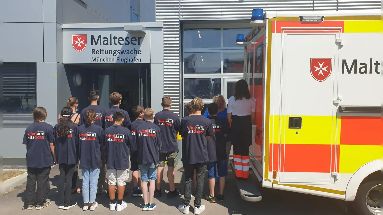 Aufmerksam verfolgten die Mitglieder der AG Schulsanitätsdienst der Mittelschule Erding am Lodererplatz die Erklärungen zum Alltag an der Malteser Rettungswache am Flughafen München. (Foto: Malteser Erding)