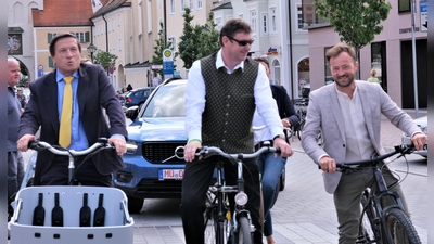 Erdings Oberbürgermeister Max Gotz beim „Tourstart” mit Landrat Martin Bayerstorfer und dem Bürgermeister der Schlussetappengemeinde Taufkirchen, Stefan Haberl. (v. l.)  (Foto: LRA)