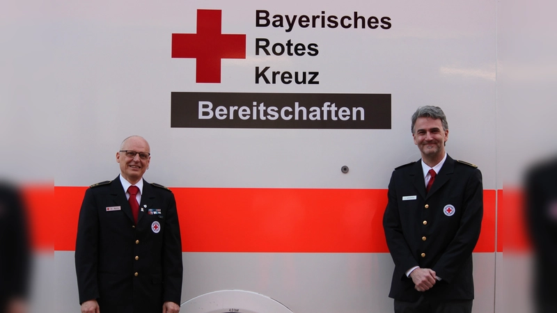 Für weitere vier Jahre im Amt bestätigt wurden Stefan Wythe (li.) als BRK-Kreisbereitschaftsleiter und Stefan Hufschmid als Erster Stellvertreter. (Foto: BRK)
