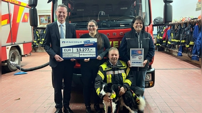 Der Förderverein Feuerwehr Pastetten, mit Carmen Adam, 1. Vorsitzend (r) und Christian Berther, stellv. Vorstandsvorsitzender der VR-Bank Erding eG (l), bei der Spendenübergabe.<br><br> (Foto: VR Bank Erding eG)