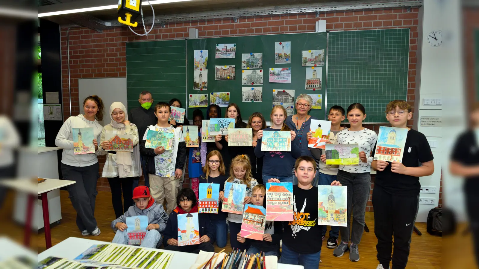  Der Neufahrner Städtemaler Hartmut Hattler besuchte diese 5. Klasse. (Foto: Mittelschule Erding)