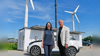 Nathalie Leroy (Geschäftsführerin für Finanzen und Infrastruktur, Flughafen München GmbH) und Dirk Küster (CEO FlowGen) (Foto: Flughafen München GmbH)