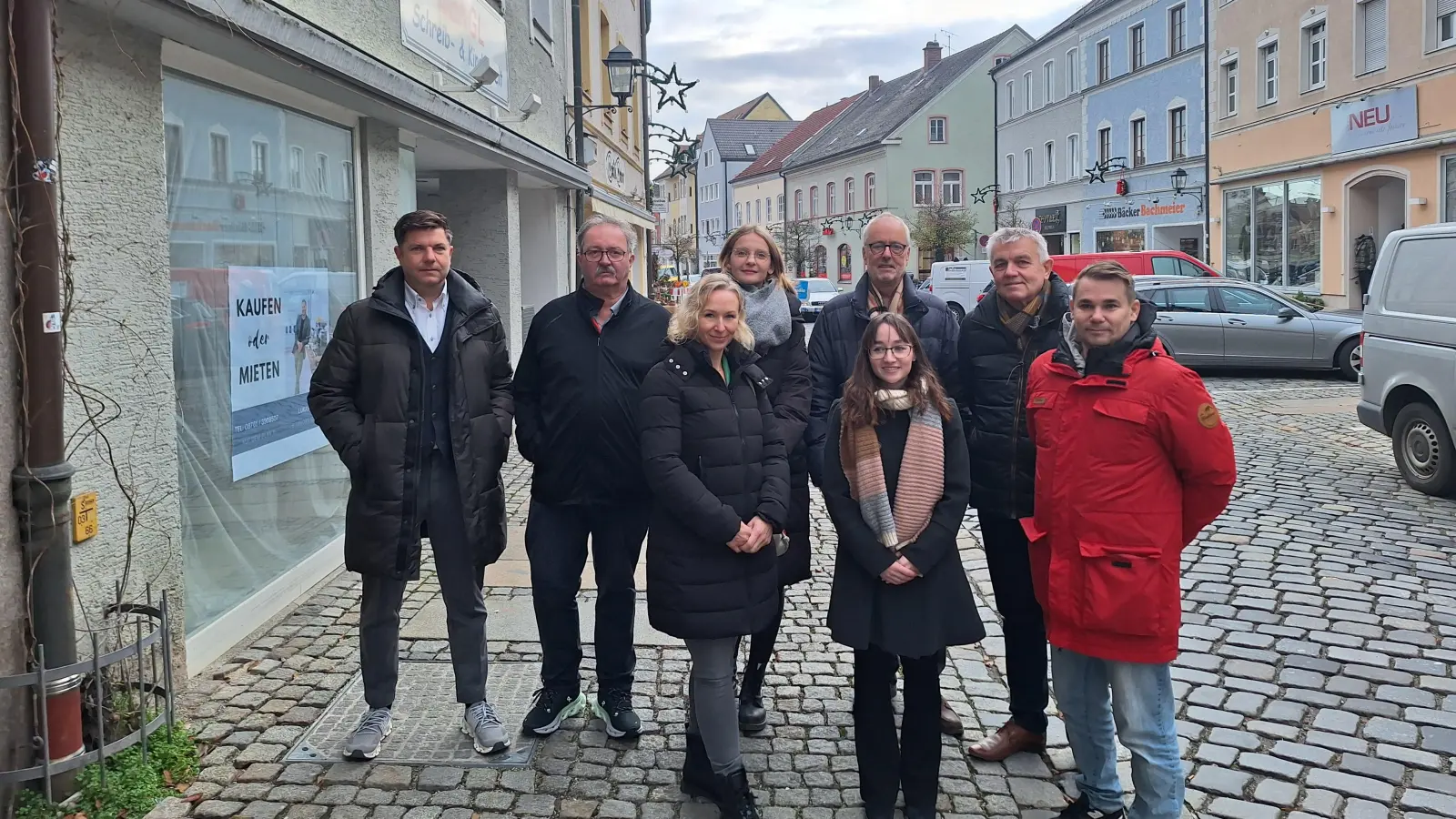 v.l. Reinhard Lauterbach (Referent), Jürgen Appel (Vorstand), Sandra Müller (Öffentlichkeitsarbeit), Laura Klöck (Projektleitung), Bernd Tüshaus (Vorstand) Melanie Ecker (Geschäftsleitung), Josef Dollinger (Bürgermeister) und Matthias Gabriel (Vorstand). (Foto: chö)