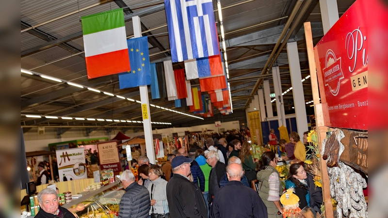 Beim Bauernmarkt gibt es Kulinarik aus aller Welt. (Foto: Biller)