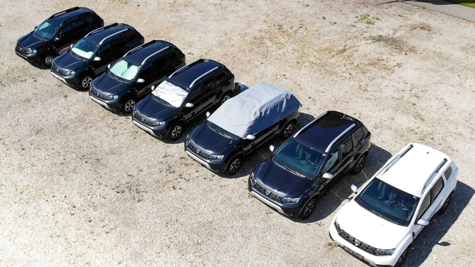 Der ADAC verglich sieben Fahrzeuge mit unterschiedlichen Sonnenschutzmaßnahmen. (Foto: ADAC/Test und Technik)