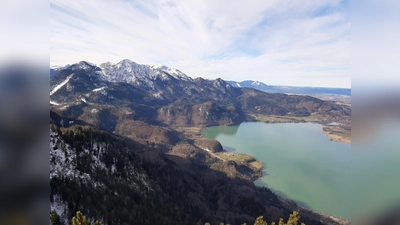 Vom Sonnenspitz aus präsentieren sich Kochelsee, Heimgarten und Herzogstand.  (Foto: std)