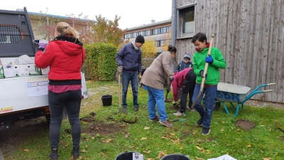Mit Hacken, Spaten und sonstigem Gartengerät ausgerüstet, traf sich die erste Pflanzgruppe an der Seerosenstraße beim Schulzentrum. (Foto: Christina P. Tarnikas)