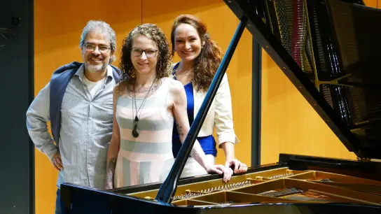 Matthias Schultheiß, Andrea Traber und Elena Bailoukova (v. l. ) stellen die Besonderheiten des Klaviers vor. (Foto: KMS)