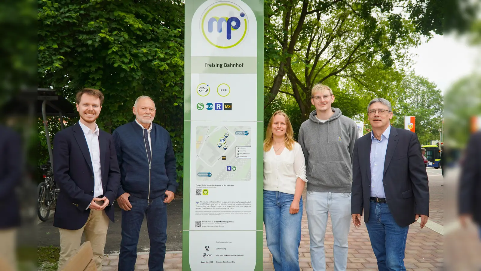 v.l. Dominik Fuchs (Stadt Freising), Johann Hölzl (Planungsreferent des Stadtrats), Alina Schubert (MVV), Simon Hinke (Landratsamt München / MoveRegioM), Dr. Markus Haller. (Foto: Stadt Freising)