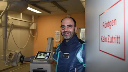 Dr. Marco Heinz, Chefarzt der Radiologie der Kreisklinik Ebersberg, vor einem mobilen und einem fest installierten Röntgengerät. (Foto: Kreisklinik)