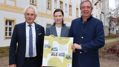 Landrat Helmut Petz (li.), Kreisbaumeisterin Antonia Seubert und Kreishandwerksmeister Martin Reiter freuen sich auf viele eingereichte Bauwerke. (Foto: LRA Freising)