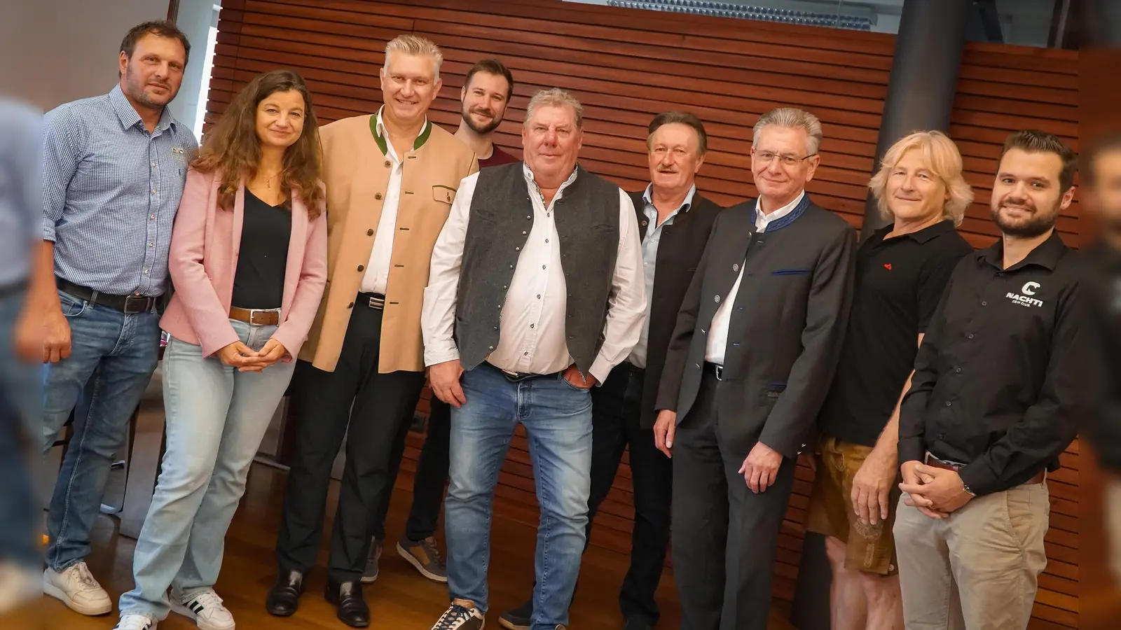 Vorfreude bei allen Beteiligten (v.l.): Christian Forster, Anne Stühler, Michael Metz, Benjamin Küster, Festwirt Jochen Mörz, Festreferent Anton Frankl, Josef Plank, Max Riemensperger und Patrick Pollacker. (Foto: Stadt Freising)