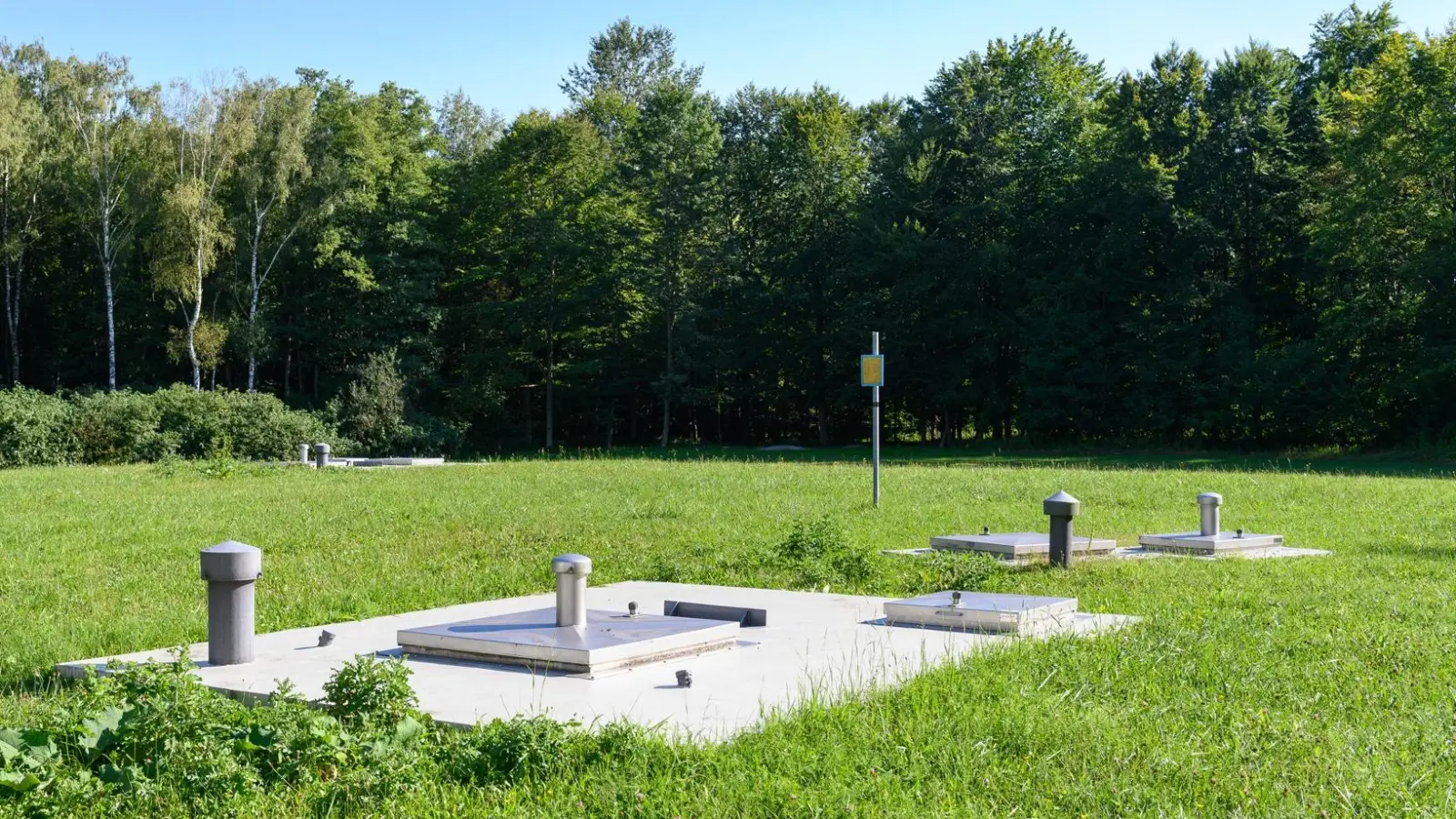 Einer der Flachbrunnen befindet sich am Vöttinger Wasserwerk. Hier wird das Wasser im Trinkwasserschutzgebiet gefördert.<br> (Foto: Christian Schranner)