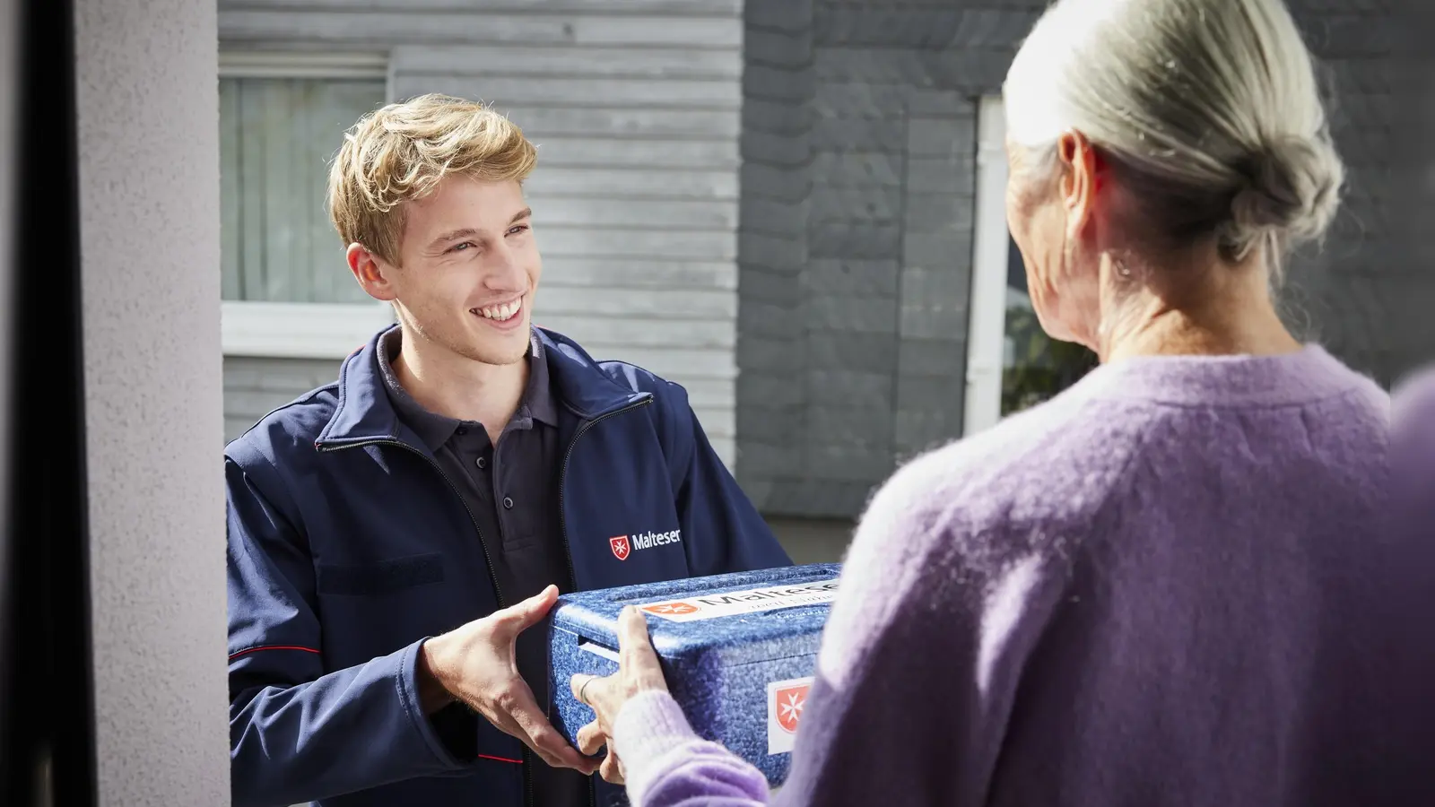 Das Menüservice-Team der Malteser sorgt dafür, dass Ältere auch während des Urlaubs ihrer Angehörigen mit vollwertigen Mahlzeiten versorgt werden. (Foto: Lena Kirchner)