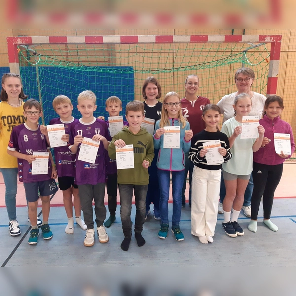 Der Nachwuchs bei den HandballerIn präsentiert voller Stolz das Sportabzeichen. (Foto: C. Weber)