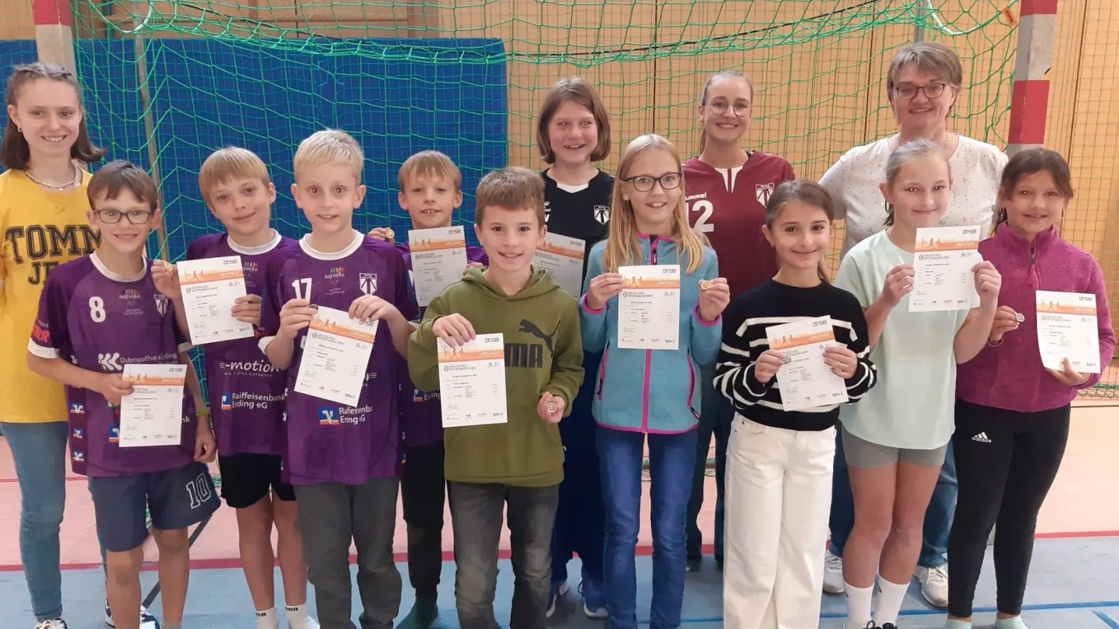 Der Nachwuchs bei den HandballerIn präsentiert voller Stolz das Sportabzeichen. (Foto: C. Weber)