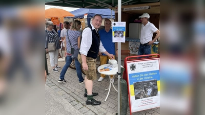 Bürgermeister Leonhard Spitzauer war einer der ersten Spender beim Auftakt der Spenden-Aktion des KSV Vaterstetten „Helfen Sie den Helfern in der Ukraine“ im Rahmen des Straßenfestes der Gemeinde. (Foto: KSV Vaterstetten)
