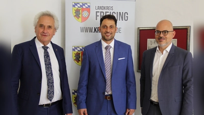 Landrat Petz (l.) und WLF-Geschäftsführer Florian Plajer (r.) wünschen Mesut Mermer ein glückliches Händchen bei der Umsetzung der Pläne der Wohnungsbaugesellschaft (Foto: : Landratsamt Freising)