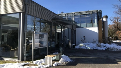 Im Sonderprogramm Schwimmbadförderung wurden im Jahr 2019 daher insgesamt 120 Millionen Euro für die Sanierung kommunaler Bäder bereitgestellt (hier das Schwimmbad in Grünwald). (Archivbild: hw)