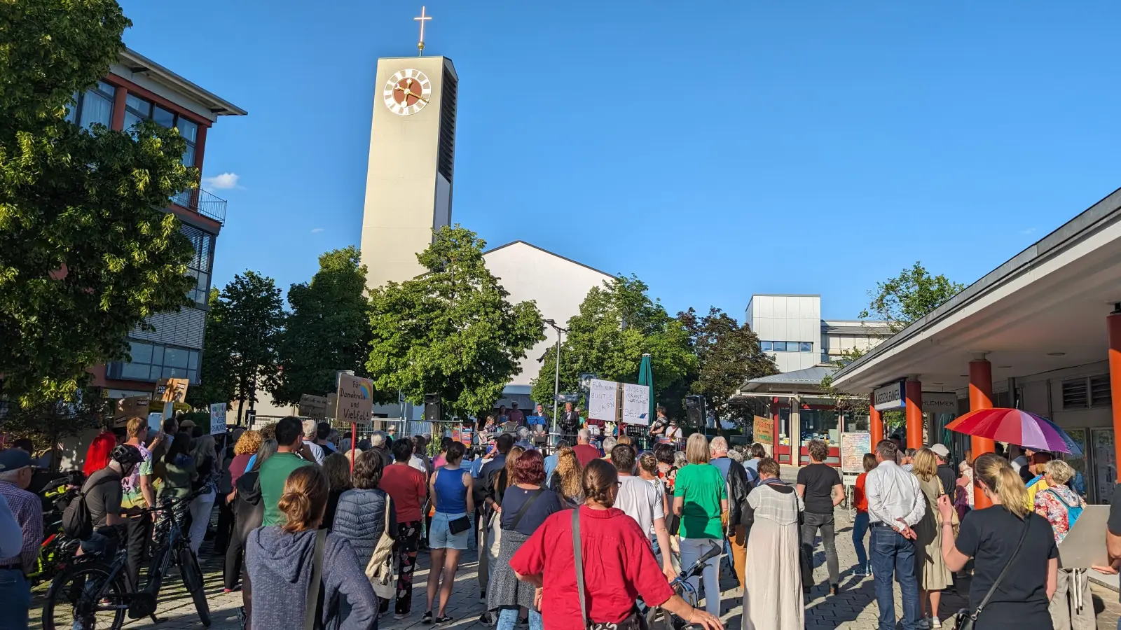 An der Kundgebung für ein demokratisches Europa ohne Rechtsextremismus beteiligten sich viele Bürgerinnen und Bürger. (Foto: Grüne Neufahrn)