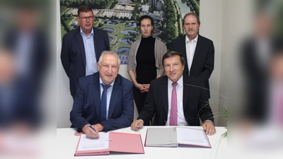 Hans Wiesmaier (l.) und Max Gotz unterzeichnen den Einleitungsvertrag. Der Fraunberger Geschäftsleiter Friedhelm Eugel, die stellvertretende AZV-Geschäftsleiterin Alexandra Melzer und -Geschäftsleiter Josef Schmittner waren maßgeblich an den Verhandlungen beteiligt.<br>  (Foto: C. Wanninger)