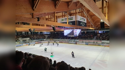 Die Stadtwerke Arena war ausverkauft - die Stimmung elektrisierend! (Foto: jhö)