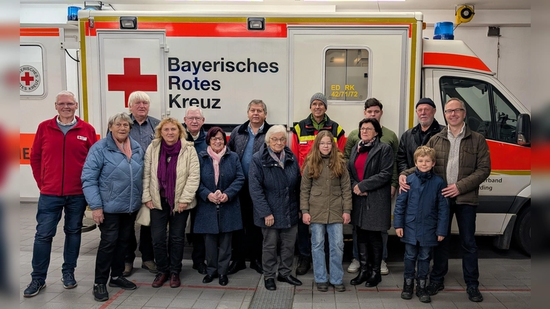 Die BRK-Rettungswache Dorfen bekam kürzlich Besuch vom örtlichen Rotary Club. (Foto: Danuta Pfanzelt)