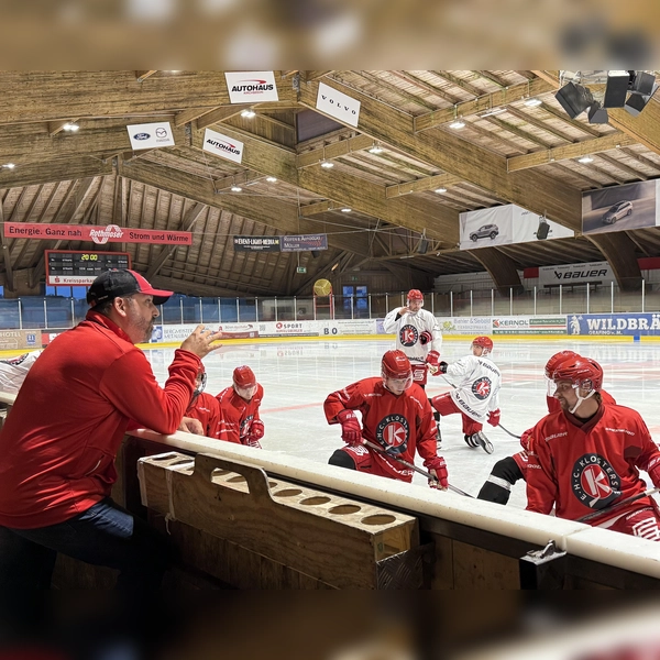 Head-Coach Thomas Vogl vom EHC Klostersee (links) im Gespräch mit seinen Spielern beim Training. (Foto: smg)