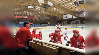 Head-Coach Thomas Vogl vom EHC Klostersee (links) im Gespräch mit seinen Spielern beim Training. (Foto: smg)