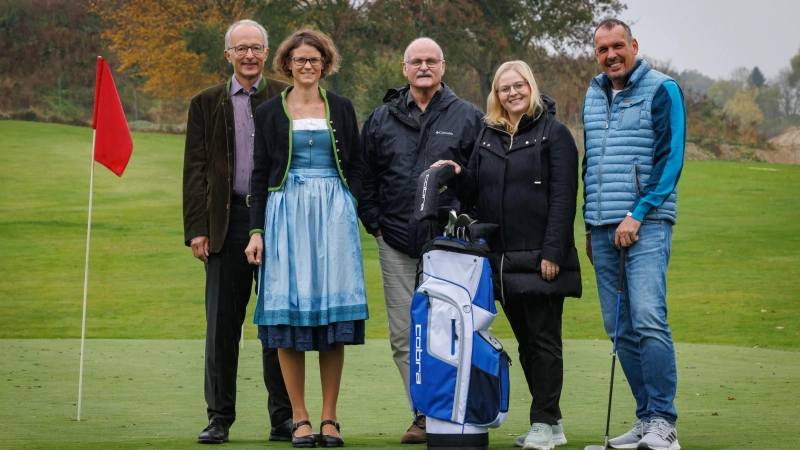 v.l. Dr. Florian Zeller, Petra Hanrieder-Böld, Rolf Lefeber, Gloria Heinz und Bernd Kieferl bei der Spendenübergabe auf dem Golfplatz des Golfclubs Holledau. (Foto: HEINZ Gruppe)