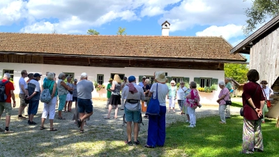 Der Historische Verein Erding hat vor kurzem das Bauernhausmuseum besucht. (Foto: Heike Kronseder)