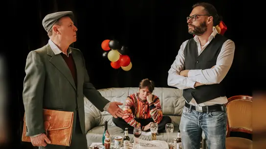 Der amtliche Prüfer (Hubert Netter) im „Dialog“ mit Tarik, dem Syrer (Thomas Gruber), der als einziger in der WG akzentfreies Deutsch spricht. (Foto: B. Köppen)