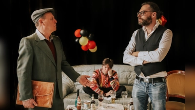Der amtliche Prüfer (Hubert Netter) im „Dialog“ mit Tarik, dem Syrer (Thomas Gruber), der als einziger in der WG akzentfreies Deutsch spricht. (Foto: B. Köppen)