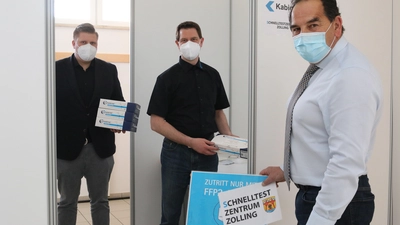 Markus Bauer (ProPlace), Thomas Rattenhuber (Gesundheitszentrum Rattenhuber) und Bürgermeister Helmut Priller (v.l.) treffen noch letzte Vorbereitungen im Schnelltestzentrum, bevor es am Mittwoch los geht.  (Foto: Gemeinde)