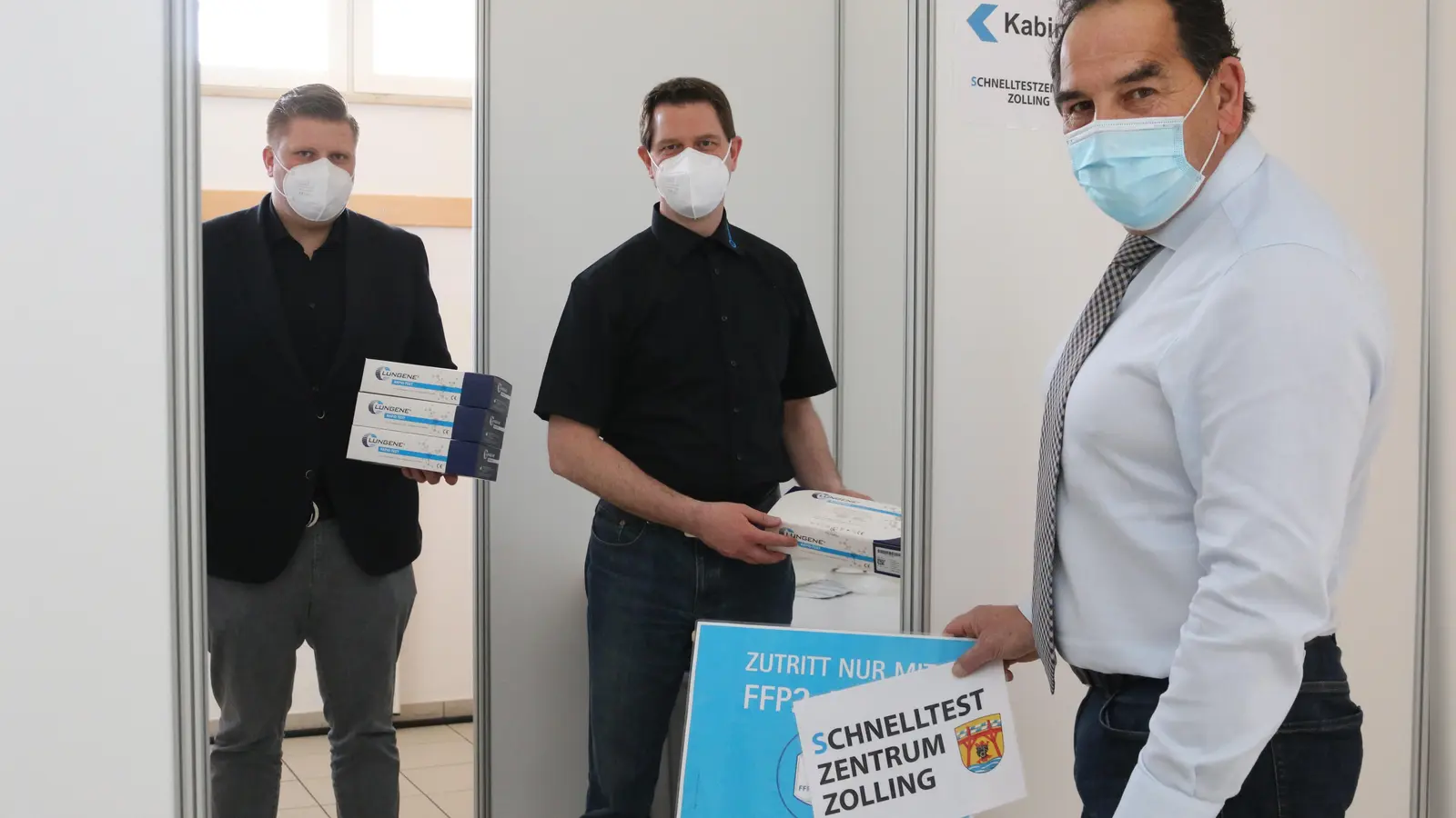 Markus Bauer (ProPlace), Thomas Rattenhuber (Gesundheitszentrum Rattenhuber) und Bürgermeister Helmut Priller (v.l.) treffen noch letzte Vorbereitungen im Schnelltestzentrum, bevor es am Mittwoch los geht.  (Foto: Gemeinde)
