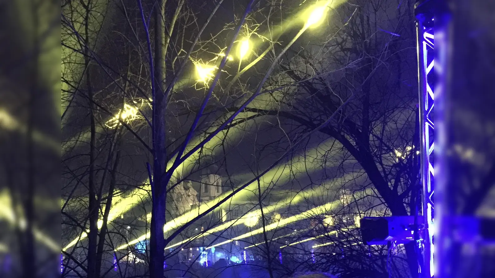 In vielen Städten gibt es mittlerweile Lichtershows anstelle von Feuerwerken - so auch im Zentrum Erdings.. (Foto: ar/pst)