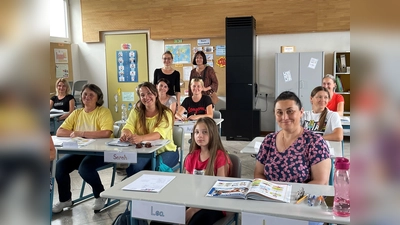 Die VHS Neufahrn und der Flüchtlings-Unterstützerkreis arbeiten bei der Durchführung von Deutsch- und Kunstkursen für ukrainische Geflüchtete eng zusammen. (Foto: Unterstützerkreis Neufahrn)