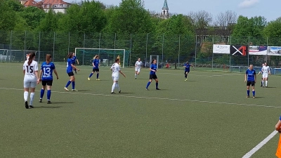 Der FFC Wacker München (blau) muss im Pokal-Achtelfinale beim FC Forstern antreten. (Archivbild: bas)