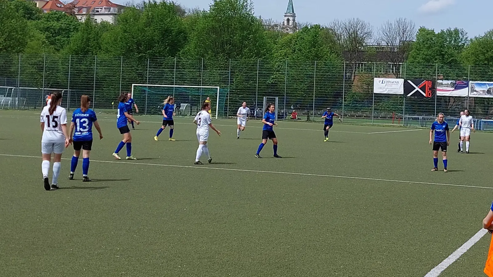 Der FFC Wacker München (blau) muss im Pokal-Achtelfinale beim FC Forstern antreten. (Archivbild: bas)