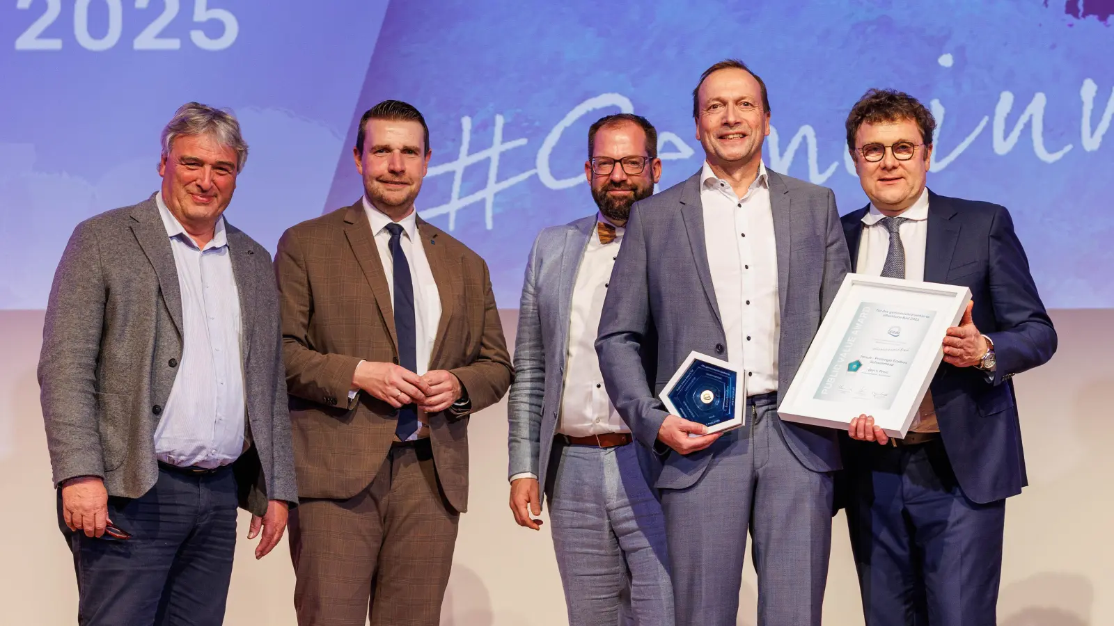 Die Preisübergabe an Werkleiter Andreas Voigt (2.v.r.) durch die Deutsche Gesellschaft für das Badewesen. (Foto: Stadtwerke Freising)